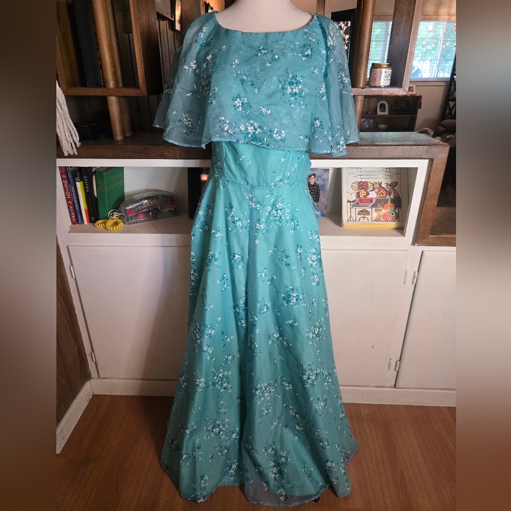 Elegant 70s Vintage Floral Maxi Dress with Capelet